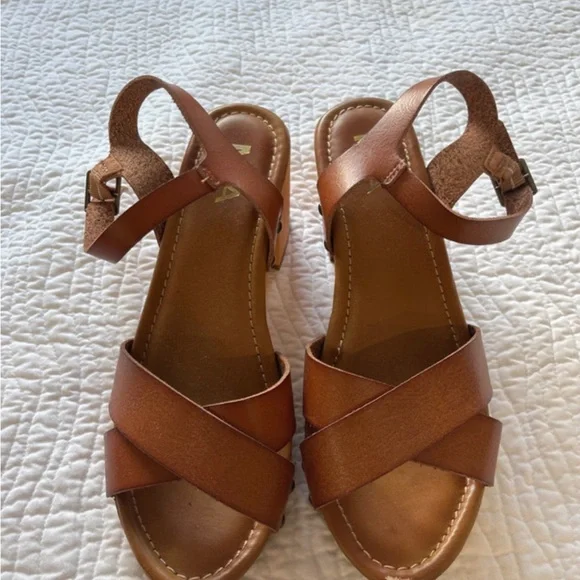 Elegant Brown Platform Sandals - Picture 1 of 5